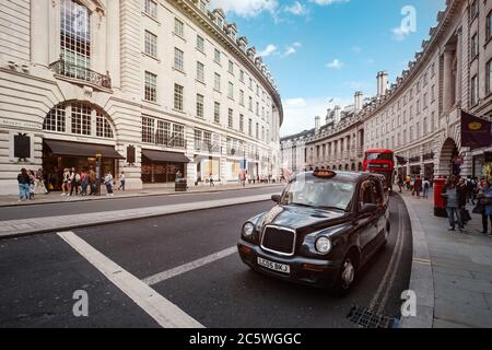 Typisches Londoner Taxi und Doppeldeckerbus an der berühmten Regent Street im Zentrum von London Stockfoto