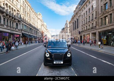 LONDON, UK - AUGUST 19,2019 : typisches Londoner Taxi an der berühmten Regent Street im Zentrum von London Stockfoto