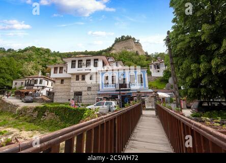 Alte bulgarische Häuser in Melnik, Bulgarien, die kleinste bulgarische Stadt im Frühjahr. Stockfoto