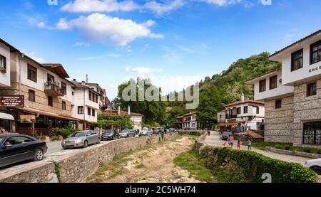 Alte bulgarische Häuser in Melnik, Bulgarien, die kleinste bulgarische Stadt im Frühjahr. Stockfoto