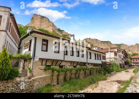 Alte bulgarische Häuser in Melnik, Bulgarien, die kleinste bulgarische Stadt im Frühjahr. Stockfoto