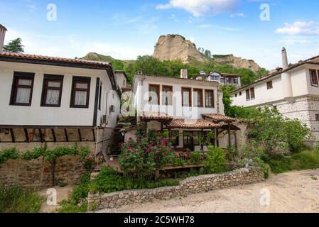 Alte bulgarische Häuser in Melnik, Bulgarien, die kleinste bulgarische Stadt im Frühjahr. Stockfoto