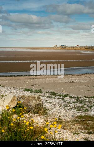 Typische alte Holzhütten auf Stelzen, genannt carrelet im atlantik bei La Rochelle, Frankreich. Hochformat Stockfoto