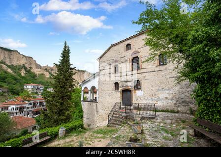 Melnik, Bulgarien. Traditionelle alte bulgarische Kirche und Häuser in Melnik, der kleinsten bulgarischen Stadt im Frühling. Kirche des Wundertäters Nikolaus Stockfoto