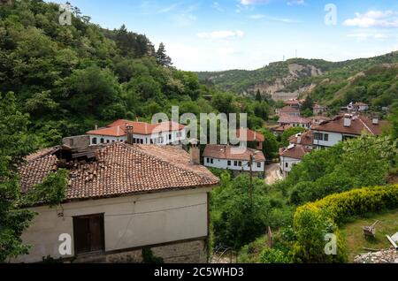 Alte bulgarische Häuser in Melnik, Bulgarien, die kleinste bulgarische Stadt im Frühjahr. Stockfoto
