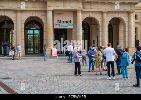 Potsdam, 04 2020. Juli: Menschen einige von ihnen, die Masken tragen, warten während der Coronavirus-Pandemie in der Schlange auf das Barberini Museum. Stockfoto