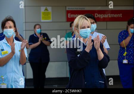Slough, Berkshire, Großbritannien. Juli 2020. Mitarbeiter des Wexham Park Hospital nahmen an diesem Abend am Clap für den NHS Teil, um den 72. Jahrestag des NHS zu feiern. Die Mitarbeiter des Wexham Park, Teil des NHS Frimley Health Foundation Trust, haben sich um Patienten mit Coronavirus Covid-19-Symptomen gekümmert. Quelle: Maureen McLean/Alamy Live News Stockfoto