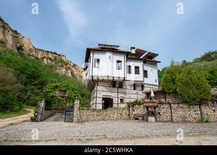 Alte bulgarische Häuser in Melnik, Bulgarien, die kleinste bulgarische Stadt im Frühjahr. Stockfoto