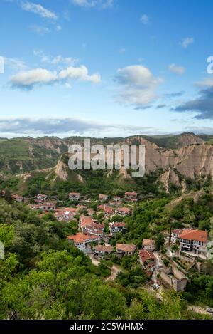 Melnik, Bulgarien und Sandpyramiden von oben. Schöne Landschaft der kleinsten bulgarischen Stadt, Berge im Frühling. Stockfoto