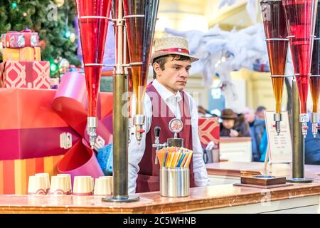 Moskau, Russland - 10. Januar 2018: Limonade-Anbieter im GUMMI-SHOPPINGMALL Stockfoto