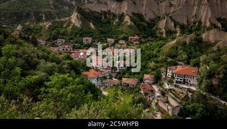 Melnik, Bulgarien und Sandpyramiden von oben. Schöne Landschaft der kleinsten bulgarischen Stadt, Berge im Frühling. Stockfoto