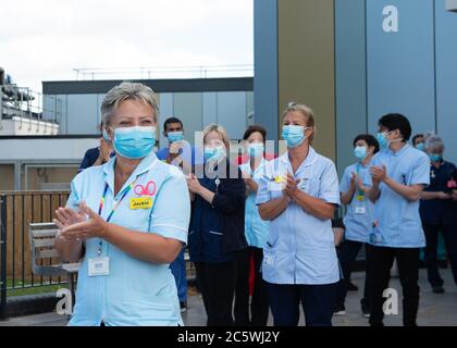 Slough, Berkshire, Großbritannien. Juli 2020. Mitarbeiter des Wexham Park Hospital nahmen an diesem Abend am Clap für den NHS Teil, um den 72. Jahrestag des NHS zu feiern. Die Mitarbeiter des Wexham Park, Teil des NHS Frimley Health Foundation Trust, haben sich um Patienten mit Coronavirus Covid-19-Symptomen gekümmert. Quelle: Maureen McLean/Alamy Live News Stockfoto
