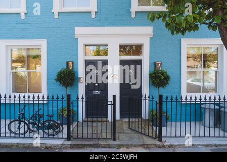 Eingangstür am Eingang façade zum Londoner Mietshaus Haus Stockfoto