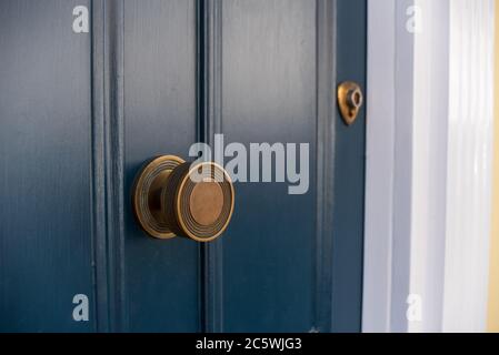 Eingangstür am Eingang façade zum Londoner Mietshaus Haus Stockfoto