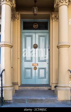 Eingangstür am Eingang façade zum Londoner Mietshaus Haus Stockfoto