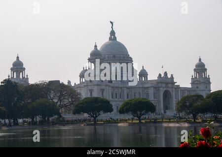 Das Victoria Memorial ist ein großes Marmorgebäude in Kalkutta, Westbengalen, Indien. Stockfoto