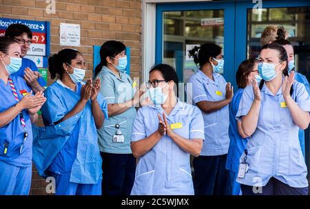 Harrogate, North Yorkshire, Großbritannien. Juli 2020. NHS-Mitarbeiter versammeln sich vor dem Harrogate Hospital, um den 72. Geburtstag des NHS zu feiern und Ihnen allen wichtigen Mitarbeitern, die der Öffentlichkeit durch die Pandemie geholfen haben, einen Tank zu geben. Kredit: ernesto rogata/Alamy Live Nachrichten Stockfoto