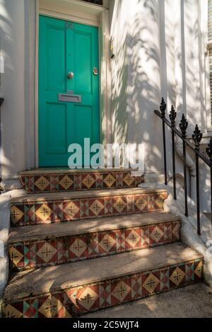 Eingangstür am Eingang façade zum Londoner Mietshaus Haus Stockfoto