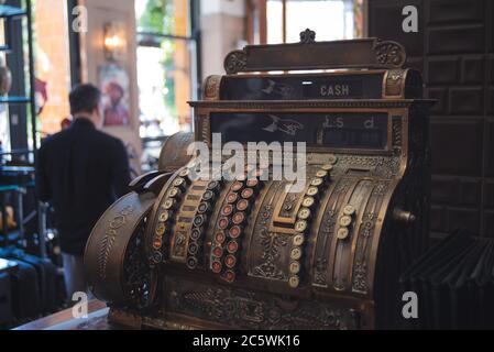 Alte Vintage-Kasse in einem Restaurant Stockfoto