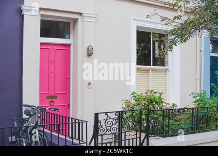 Eingangstür am Eingang façade zum Londoner Mietshaus Haus Stockfoto