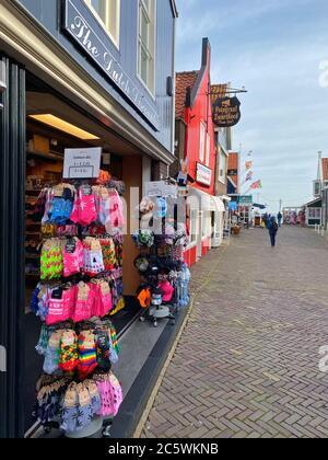 Volendam, Niederlande-Oktober 7,2019: Volendam ist eine Stadt in Nordholland, 20 Kilometer nördlich von Amsterdam. Manchmal auch die Perle der Zuiderze genannt Stockfoto