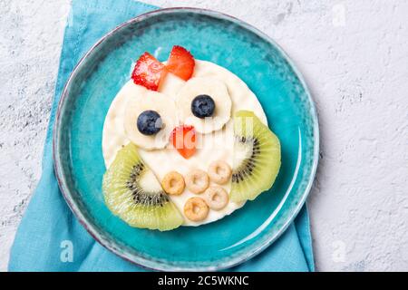 Reiskuchen mit Joghurt und frisches Obst in Form von niedlichen Eulen, Mahlzeit für Kinder Idee, Draufsicht Stockfoto