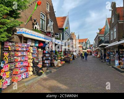 Volendam, Niederlande-Oktober 7,2019: Volendam ist eine Stadt in Nordholland, 20 Kilometer nördlich von Amsterdam. Manchmal auch die Perle der Zuiderze genannt Stockfoto