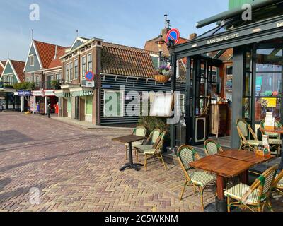 Volendam, Niederlande-Oktober 7,2019: Volendam ist eine Stadt in Nordholland, 20 Kilometer nördlich von Amsterdam. Manchmal auch die Perle der Zuiderze genannt Stockfoto