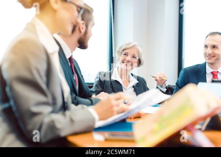 Rechtsanwälte, die in ihrer Kanzlei einen Vertrag abschließen Stockfoto