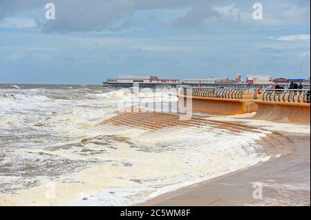 Am ersten Wochenende, an dem die Sperrungsbeschränkungen aufgehoben wurden, trafen unsaisonal starke Winde auf Blackpool ein.die Verteidigung des Meeres nimmt bei Flut eine Rammschlacht auf Stockfoto