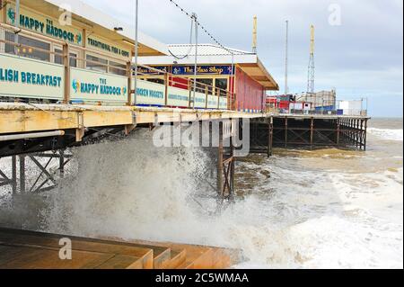 Am ersten Wochenende, an dem die Sperrbeschränkungen aufgehoben wurden, kam es zu unsaisonal starken Winden in Blackpool. South Pier, gerade nach drei Monaten wieder eröffnet, nimmt eine Rammfahrt bei Flut Stockfoto