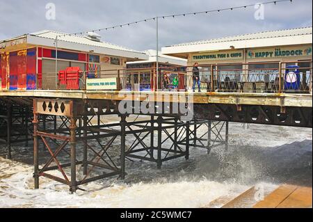 Am ersten Wochenende, an dem die Sperrbeschränkungen aufgehoben wurden, kam es zu unsaisonal starken Winden in Blackpool. South Pier, der gerade nach drei Monaten wieder eröffnet wurde, ist bei Flut in Mitleidenschaft zu gehen Stockfoto