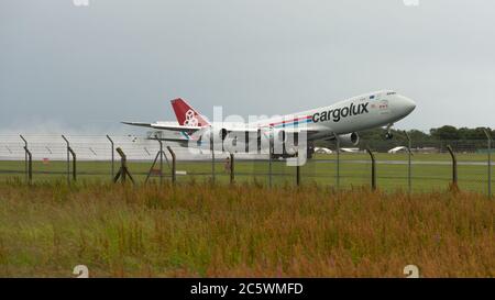 Prestwick, Schottland, Großbritannien. Juli 2020. Im Bild: Cargolux Boeing 747-8R7F Jumbo Jet Air Frachter (reg LX-VCJ) gesehen, wie er auf einer sehr nassen und windigen Landebahn vom Glasgow Prestwick International Airport nach Luxemburg mit einer Nutzlast von Luftfracht abfliegt. Quelle: Colin Fisher/Alamy Live News Stockfoto