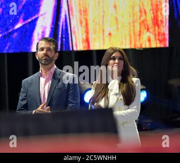 West PALM BEACH, FL - 21. DEZEMBER: Donald Trump Jr, Kimberly Guilfoyle Backstage beim US Student Action Summit 2019 - Tag 3 im Palm Beach County Convention Center am 21. Dezember 2019 in West Palm Beach, Florida. Personen: Donald Trump Jr, Kimberly Guilfoyle Credit: Storms Media Group/Alamy Live News Stockfoto