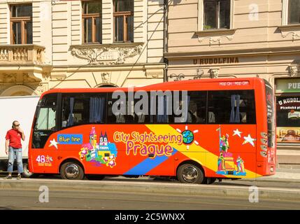 Prag, Tschechische Republik - August 2018: Bunte Stadt Sightseeing-Bus auf einer Straße in Prag Stadtzentrum. Stockfoto