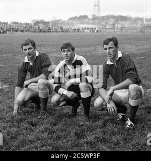 Barry John (Cardiff RFC) posiert mit seinen Brüdern Alan und Clive (Llanelli RFC) vor einem Spiel im Stradey Park, Llanelli im Jahr 1970. Stockfoto