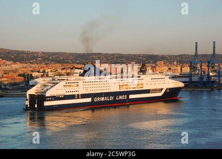 Civitavecchia, Italien - September 2011: Die Fähre Grimaldi Lines „Cruise Barcelona“ kommt im Hafen an Stockfoto