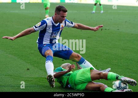 RCDE Stadion, Barcelona, Katalonien, Spanien. Juli 2020. La Liga Fußball, Real Club Deportiu Espanyol de Barcelona gegen Leganes; Embarba ist Folie von Rosales von Leganes angepackt Kredit: Action Plus Sport/Alamy Live News Stockfoto