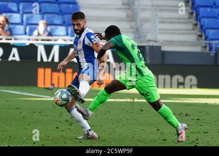 RCDE Stadion, Barcelona, Katalonien, Spanien. Juli 2020. La Liga Fußball, Real Club Deportiu Espanyol de Barcelona gegen Leganes; Didac und Roger Assalé von Leganes Herausforderung für den losen Ball Kredit: Action Plus Sport/Alamy Live News Stockfoto