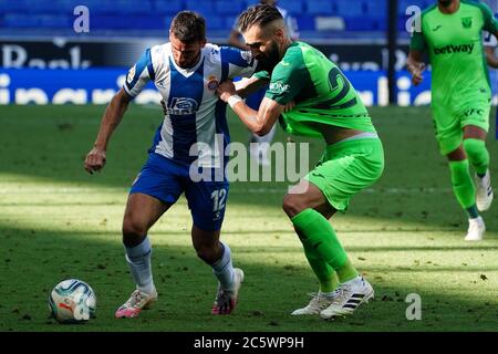 RCDE Stadion, Barcelona, Katalonien, Spanien. Juli 2020. La Liga Football, Real Club Deportiu Espanyol de Barcelona gegen Leganes; Jonathan Calleri schimpft für den Ball mit Ruben Perez von Leganes Kredit: Action Plus Sport/Alamy Live News Stockfoto