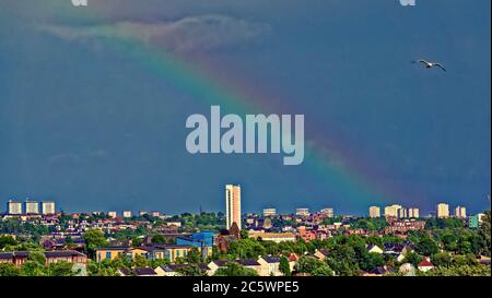 Glasgow, Schottland, Großbritannien 5. Juli 2020: Großbritannien Wetter: Starker Regen in der Stadt sah, dass stürmisches Wetter dem Sonnenschein Platz gab, als sich ein Regenbogen über dem westlichen Ende der Stadt bildete. Gerard Ferry/Alamy Live News Stockfoto