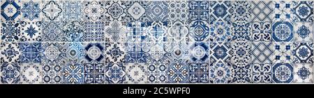 Geometrisches und florales Azulejo Fliesen Mosaik Muster. Portugiesische oder spanische Retro-alte Wandfliesen. Nahtloses marineblaues Hintergrundblau. Dekorativer Zierzierer Stockfoto