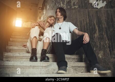 Junges Paar sitzt in ruinierten Ort Stockfoto