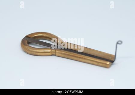 Makrofotografie einer alten Maultrommel - isoliert auf weißem Hintergrund. Stockfoto