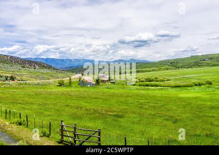 Carbondale, USA - 25. Juni 2019: Grassanch in der Nähe von Mt Sopris in Colorado mit Blick auf Berge und offene Weidefeld und Bauernhaus am Sommertag in Stockfoto