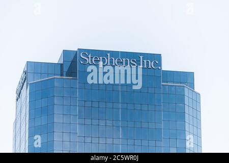 Little Rock, USA - 4. Juni 2019: Hauptstadt in Arkansas Nähe von Hochhaus-Hochhaus Schild Stephens Inc Unternehmen Geschäft modernes Glas Gebäude Stockfoto