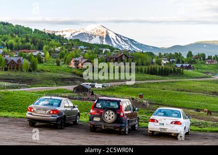 Crested Butte, USA - 21. Juni 2019: Colorado Slodgrass Wandergebiet im Sommer mit alpinen Wiesen und Bergstadtblick und Bergblick Stockfoto