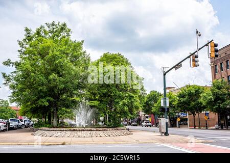 Hot Springs, USA - 4. Juni 2019: Historische Spa Bad Haus Reihe mit Straße in der Stadt durch Brunnen im grünen Park Stockfoto