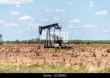 Abilene, USA - 7. Juni 2019: Pumpjack auf Ölfeldern in Prärien Ölfeld von Texas mit Lufkin Zeichen auf Maschine Stockfoto