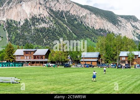 Mount Crested Butte, USA - 20. Juni 2019: Colorado Dorf im Sommer mit Stadtpark und Menschen Fußball-Fußball-Sport auf dem Rasen in Downto Stockfoto